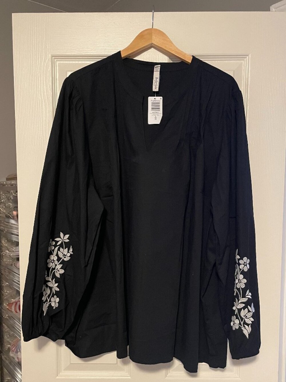 🖤 Torrid Black Embroidered Sleeve Blouse – Size 5
